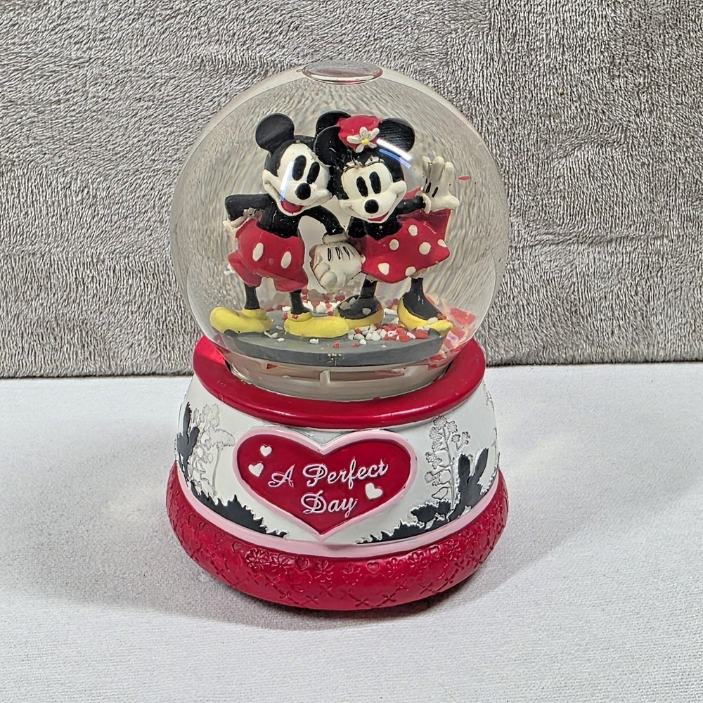 A Perfect Day Wind Up Water Globe Minnie & Mickey Mouse